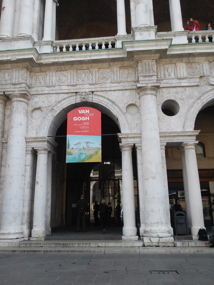 L'ingresso della Basilica Palladiana a Vicenza per la mostra su van Gogh L'ingresso della Basilica Palladiana a Vicenza per la mostra su van Gogh