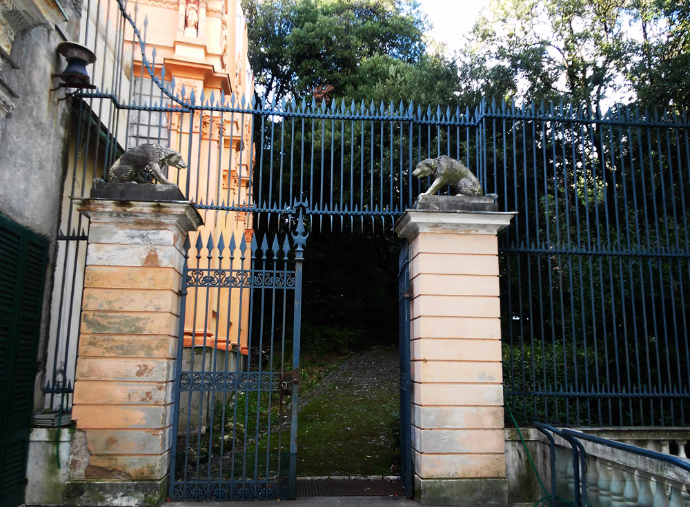 Prologo: il cancello con i cani da guardia e l'inizio del viale Gotico