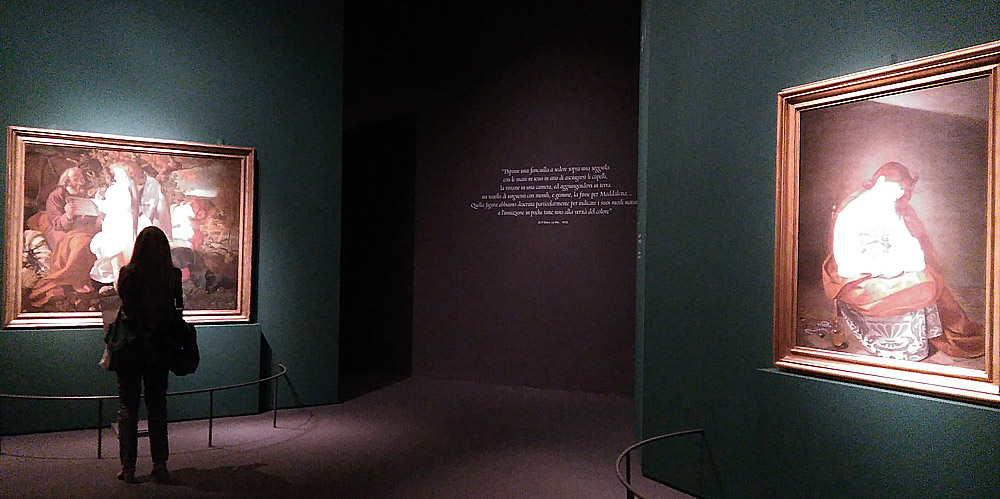 Sala alla mostra Dentro Caravaggio a Milano Sala alla mostra Dentro Caravaggio a Milano