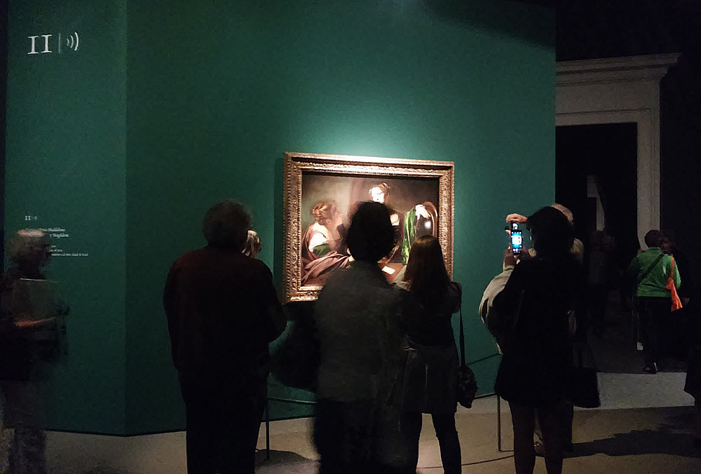 Sala alla mostra Dentro Caravaggio a Milano Sala alla mostra Dentro Caravaggio a Milano