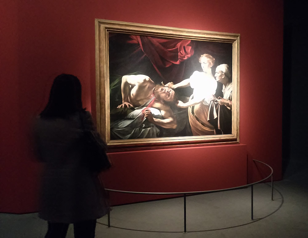 Sala alla mostra Dentro Caravaggio a Milano Sala alla mostra Dentro Caravaggio a Milano
