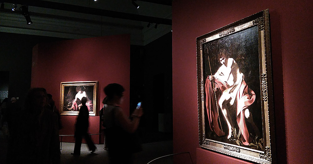Sala alla mostra Dentro Caravaggio a Milano Sala alla mostra Dentro Caravaggio a Milano