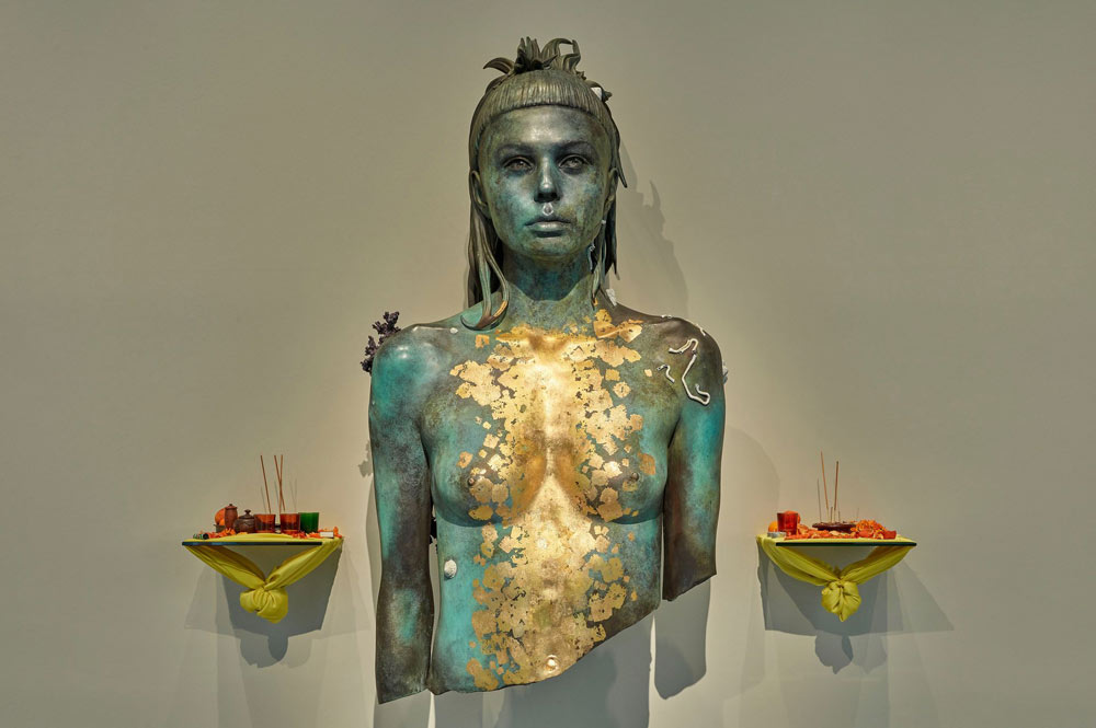 La dea Ishtar con le sembianze di Yolandi Visser