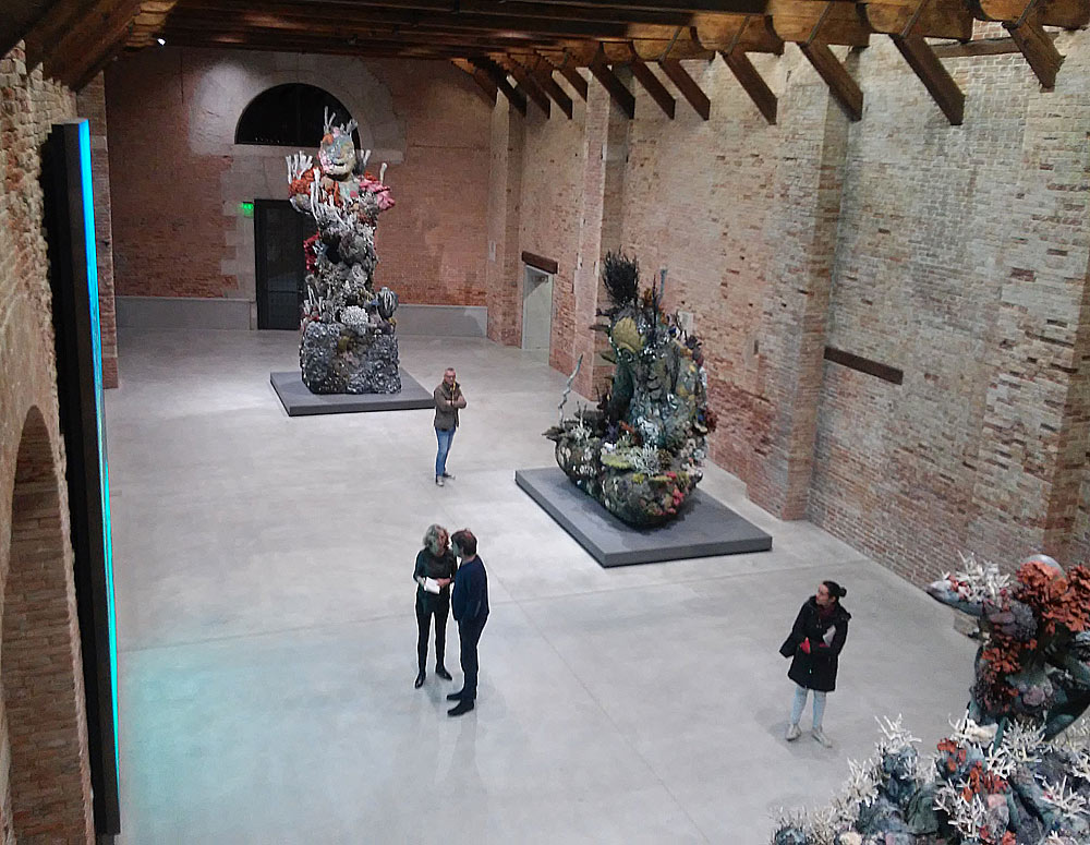 Una sala della mostra di Damien Hirst a Punta della Dogana
