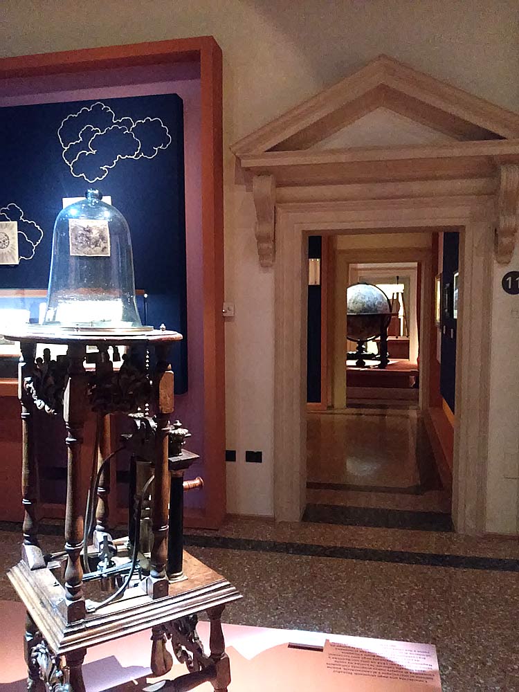 Gli strumenti scientifici visibili lasciandosi alle spalle il dipinto di Frans Francken