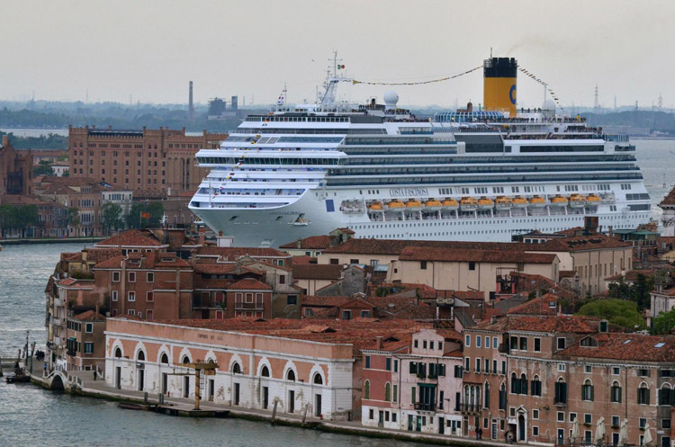 Una nave da crociera transita nel canale della Giudecca a Venezia. Ph. Credit VVox
