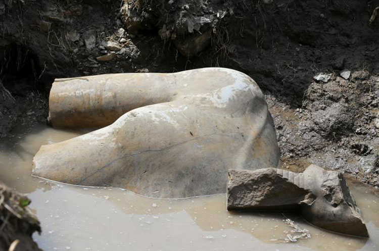 Hallados fragmentos de una gran estatua de ocho metros de Ramsés II