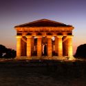 Passeggiare di notte tra i templi di Paestum: aperture serali e rassegne