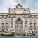 Vuoi mangiare un panino davanti alla Fontana di Trevi? Per te una multa da 240 euro