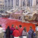 Fontana di Trevi rossa: dopo dieci anni Cecchini ripete il gesto