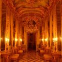 Oggi la Galleria degli Specchi di Palazzo Spinola è illuminata a lume di candela