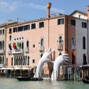 Venezia, mani su Ca' Sagredo. È la scultura di Lorenzo Quinn