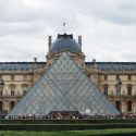 Pioggia torrenziale su Parigi: tracce d'acqua su opere di Poussin