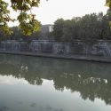 Deturpato con scritte e disegni il murale sul Tevere di William Kentridge