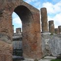 Crollata una porzione di muro della Casa della Caccia ai Tori a Pompei
