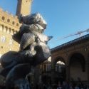 L'opera di Urs Fischer in piazza della Signoria non ha niente di scatologico. Però...