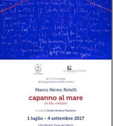 Capanno al mare in blu verbale di Marco Nereo Rotelli a Villa Bertelli di Forte dei Marmi