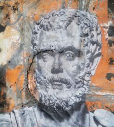 Ancient statues on zinc plates and tar inserts: Luca Pignatelli on display in Carrara