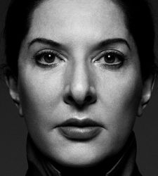 “Attraversare i muri”. A proposito dell’autobiografia di Marina Abramovi&#x0107;