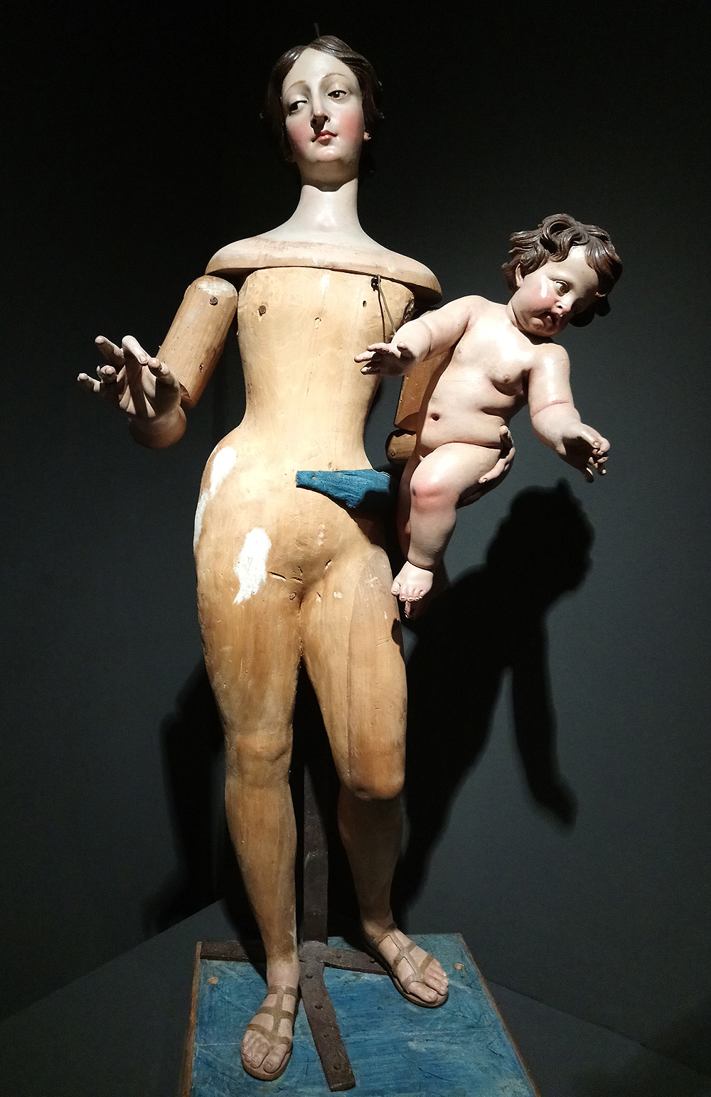 Anton Maria Maragliano, Madonna del Carmine (1700-1715 circa; legno scolpito e dipinto, occhi in pasta vitrea, 168 x 50 x 50 cm; Imperia, Basilica di San Maurizio)
