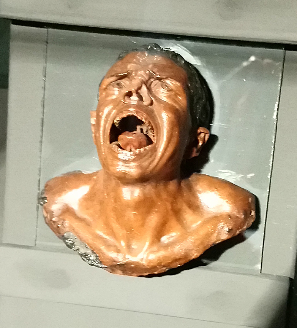 Giovanni Bernardo Azzolino, Anima dannata (cera, 7,5 cm; Napoli, Museo Nazionale di Capodimonte)
