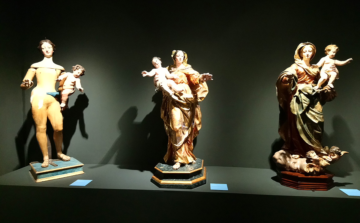 Alcune delle Madonne di Anton Maria Maragliano in mostra (a destra, la Madonna di Celle Ligure)
