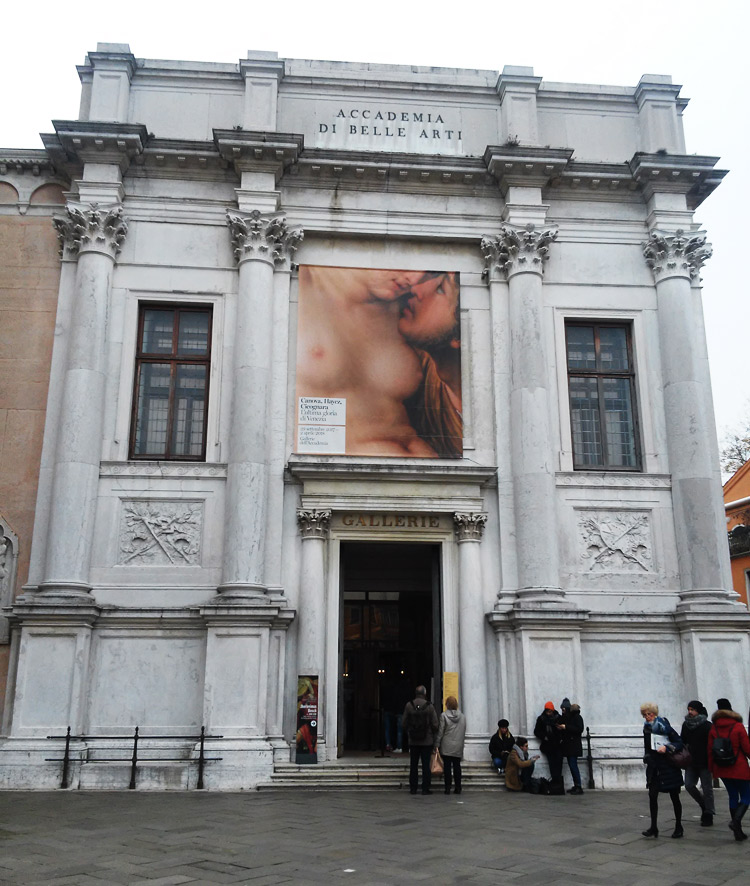 L'ingresso delle Gallerie dell'Accademia di Venezia in occasione della mostra Canova, Hayez e Cicognara. L'ultima gloria di Venezia