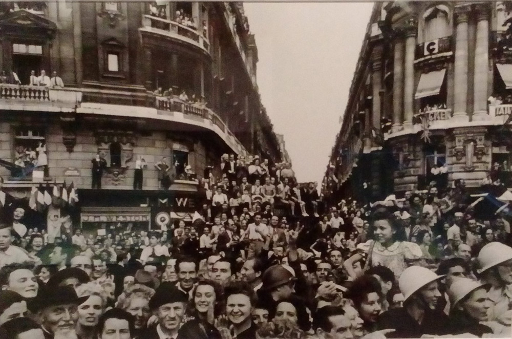 Robert Capa, La folla celebra la liberazione della città, Parigi, 25 agosto 1944 (Courtesy International Center of Photography, Magnum Photos)