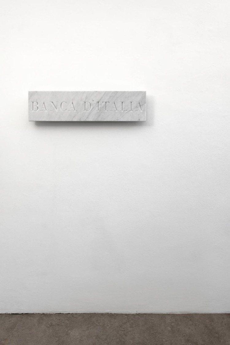 Cosimo Veneziano, Banca d'Italia (2014; marmo di Carrara, 23 x 90 x 3 cm; Courtesy Alberto Peola Artecontemporanea) Cosimo Veneziano, Banca d'Italia (2014; marmo di Carrara, 23 x 90 x 3 cm; Courtesy Alberto Peola Artecontemporanea)