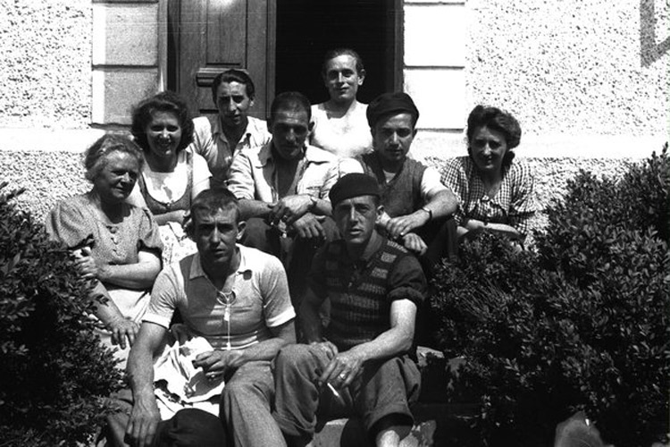 Francesc Boix, La signora Anna Pointner con le figlie e un gruppo di sopravvissuti spagnoli Francesc Boix, La signora Anna Pointner con le figlie e un gruppo di sopravvissuti spagnoli