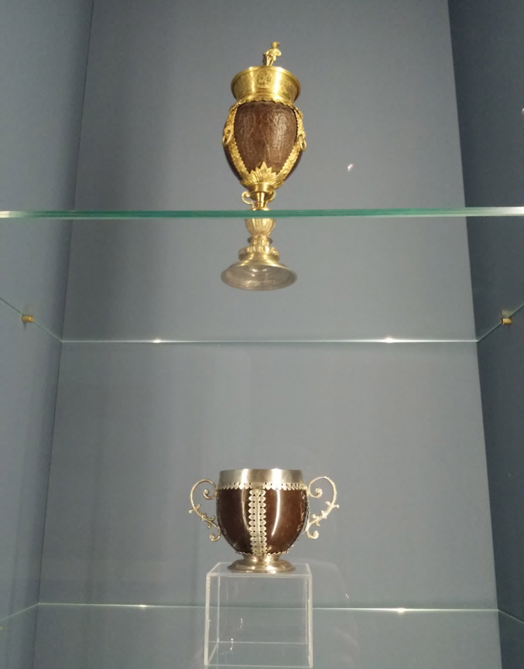 In alto: Brocca con noce di cocco. In basso: Coppetta sferica con noce di cocco