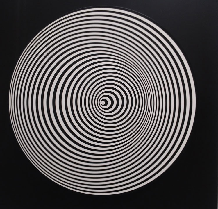 Marina Apollonio, Dinamica Circolare 6 S+S (1966; smalto su legno e meccanismo rotante motorizzato, diametro 80 cm) Marina Apollonio, Dinamica Circolare 6 S+S (1966; smalto su legno e meccanismo rotante motorizzato, diametro 80 cm)