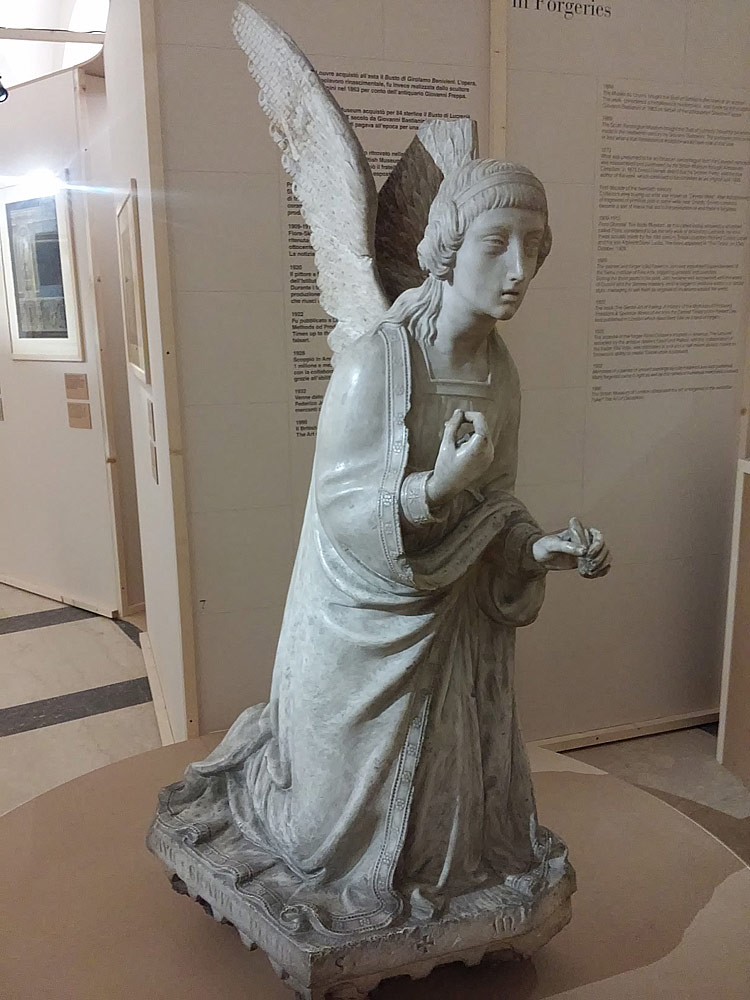 Alceo Dossena, Angelo Annunciante (1920-1923; marmo, 213 x 228,5 cm; Pittsburgh, University of Pittsburgh Art Gallery)
