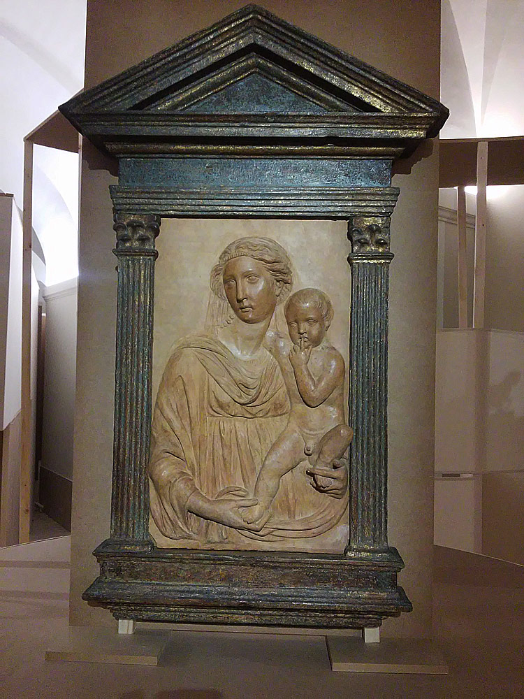 Cerchia di Michelozzo di Bartolomeo (con integrazioni di restauro), Madonna con il Bambino (terzo-quarto decennio del XV secolo; terracotta, 72 x 38 cm; Firenze, Museo di Palazzo Vecchio)
