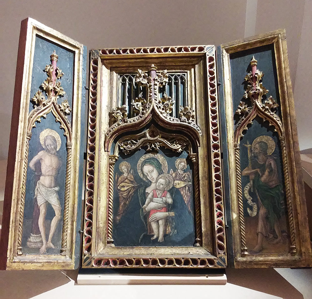 Francesco Gentili, Madonna col Bambino con angeli musicanti; Cristo alla colonna; san Giovanni Battista (Ottavo-nono decennio del XV secolo; tempera su tavola, pannello centrale 66,5x39 cm; pannelli laterali 66,8x19,5 cm; Assisi, Museo-Tesoro della basilica di San Francesco)
