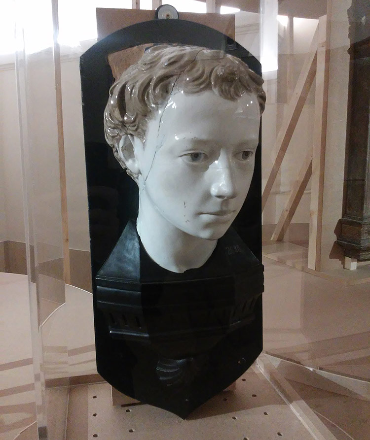 Luca della Robbia, Ritratto di giovanetto (1445 circa; terracotta invetriata, 28 x 20 x 18 cm; Napoli, Museo Civico Gaetano Filangieri)