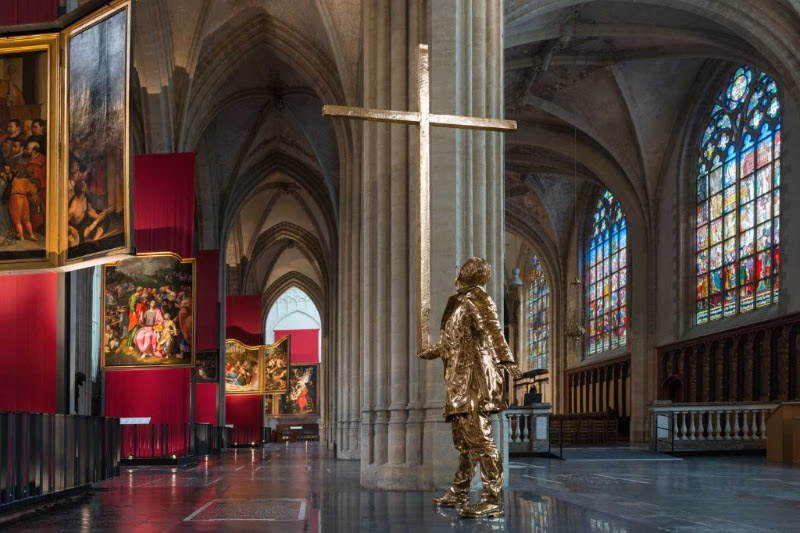 Jan Fabre, Man who bears the cross (2015; bronze, 394 x 200 x 100 cm; Antwerp, Cathedral). Ph. Credit Attilio Maranzano. Copyright: Angelos bvba