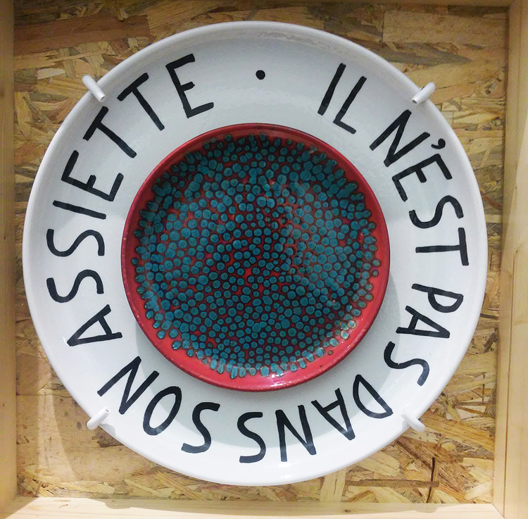 Julien Blaine, Il n'est pas dans son assiette (1998; smalti su ceramica, diametro 41,5 cm; Collezione Scatizzi)