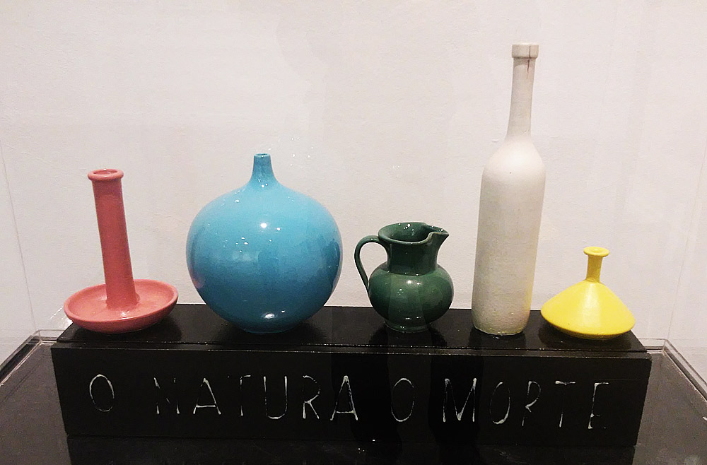 Sarenco, O natura o morte (1971, smalti su ceramica, 12 x 72 x 48 cm; Collezione privata)