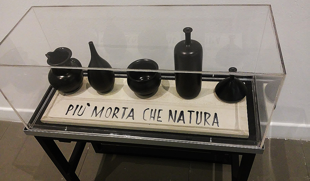Sarenco, Più morta che natura (1971, smalti su ceramica, 24 x 72 x 78; Collezione privata)