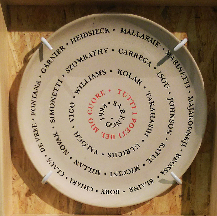Sarenco, Tutti i poeti del mio cuore (1998; smalti su ceramica; Collezione Sarenco)