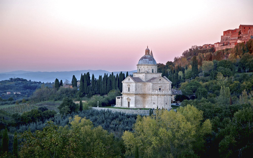 Il tempio di San Biagio a Montepulciano nel paesaggio, sullo sfondo la città. Courtesy Opere Ecclesiastiche Riunite
