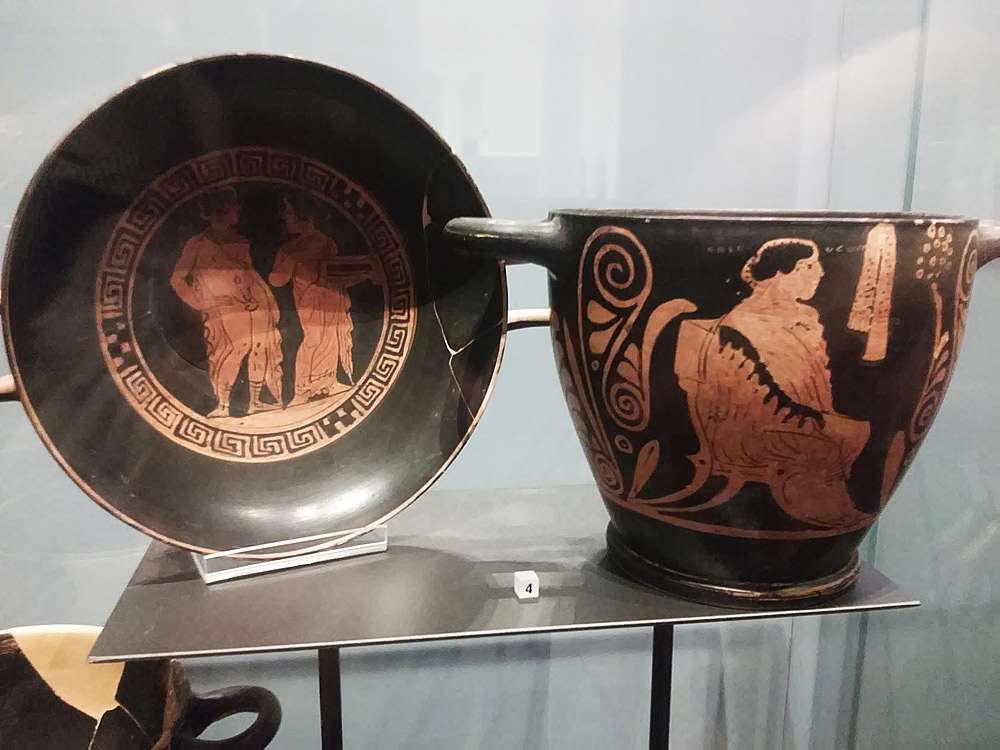 A sinistra una kylix e a destra uno skyphos (V-IV secolo a.C.; ceramica etrusca a figure rosse; Chiusi, Museo Nazionale Etrusco)
