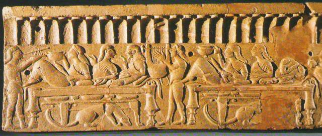 Arte etrusca, Lastra di Acquarossa con scena di banchetto (VI secolo a.C.; terracotta; Viterbo, Museo Nazionale Etrusco)
