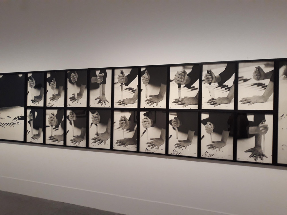 Fotografie che illustrano la performance Rhythm 10, 1973. Ph. Credit Francesca Della Ventura
