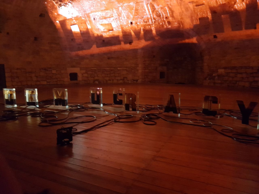 Andrei Molodkin, immagine dalla mostra Victory of Democracy Andrei Molodkin, immagine dalla mostra Victory of Democracy