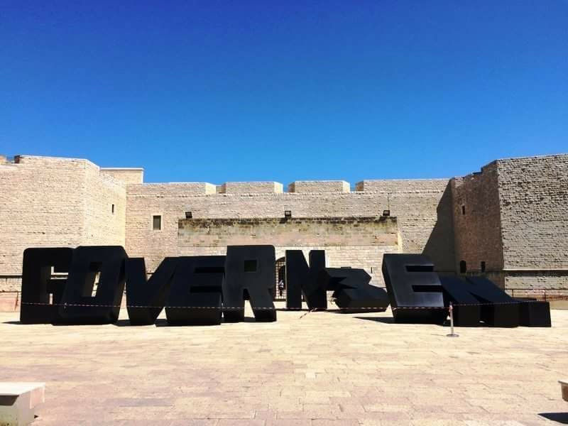 Andrei Molodkin, immagine dalla mostra Victory of Democracy Andrei Molodkin, immagine dalla mostra Victory of Democracy