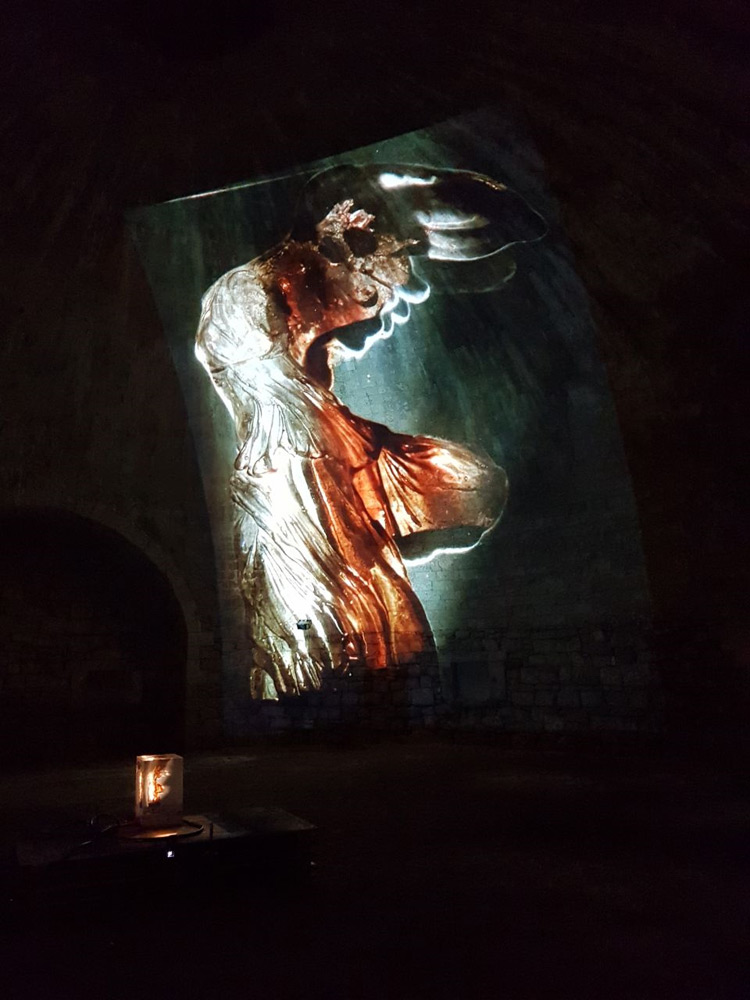 Andrei Molodkin, immagine dalla mostra Victory of Democracy Andrei Molodkin, immagine dalla mostra Victory of Democracy