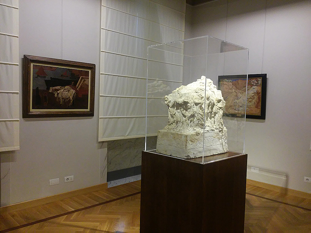 Sala della mostra Colori e forme del lavoro a Carrara, Palazzo Cucchiari
