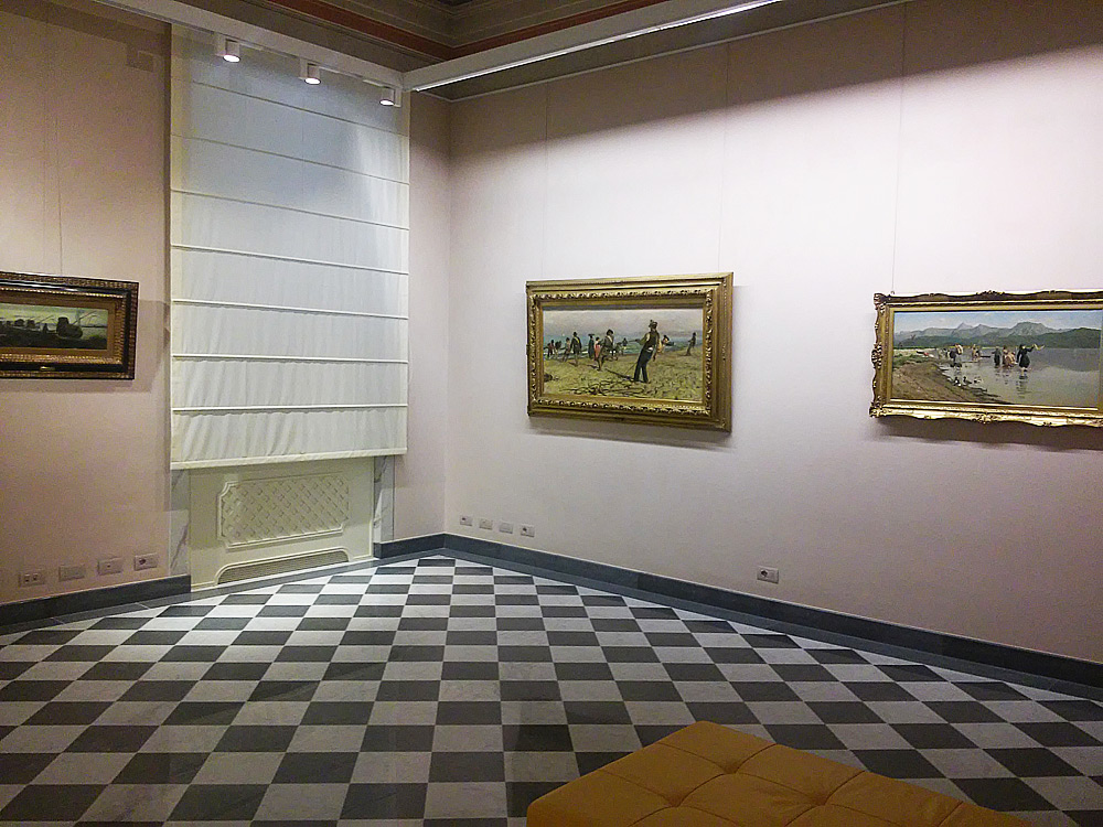 Sala della mostra Colori e forme del lavoro a Carrara, Palazzo Cucchiari
